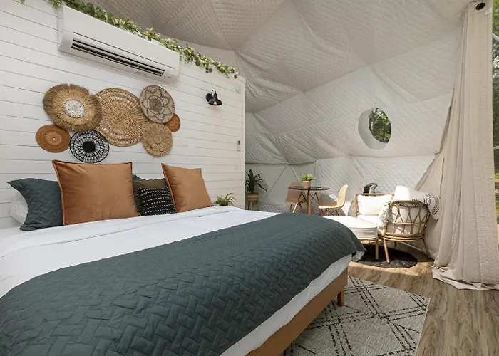 Glamping Dome Hot Tub, Fire Pit & Forest Views Hébergement de vacances *