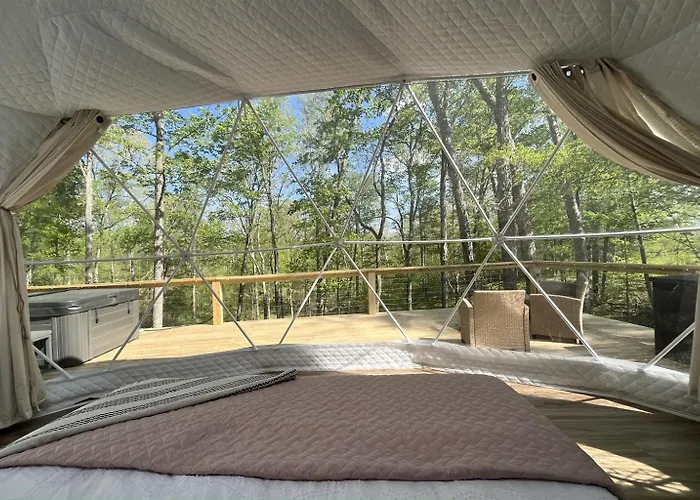 Glamping Dome Hot Tub, Fire Pit & Forest Views Hébergement de vacances *